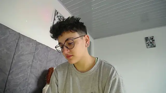 Snapshot of linda_33 chatting on March 26, 4:38 pm linda 33 online show from March 26, 4:38 pm