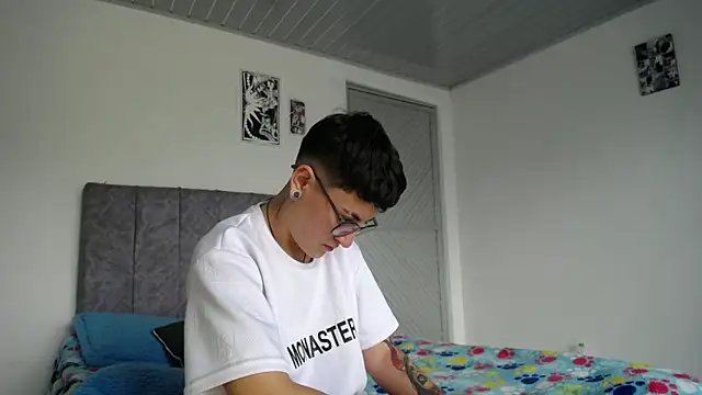 Snapshot of linda_33 chatting on February 11, 6:30 pm linda 33 online show from February 11, 6:30 pm