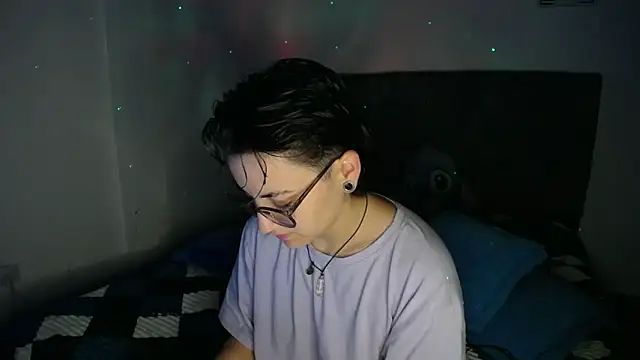 Snapshot of linda_33 chatting on February 1, 9:35 pm linda 33 online show from February 1, 9:35 pm