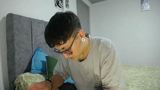 Snapshot of linda_33 chatting on February 20, 11:06 pm linda 33 online show from February 20, 11:06 pm