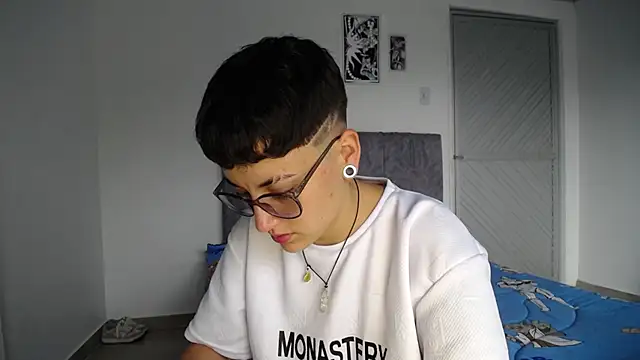 Snapshot of linda_33 chatting on February 10, 7:46 pm linda 33 online show from February 10, 7:46 pm