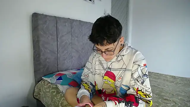 Snapshot of linda_33 chatting on February 16, 7:34 pm linda 33 online show from February 16, 7:34 pm