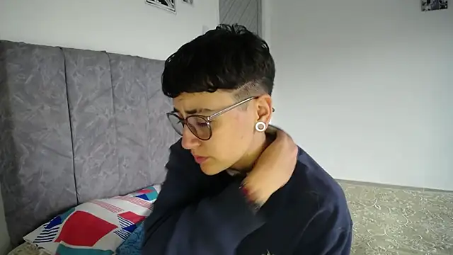 Snapshot of linda_33 chatting on February 19, 5:43 pm linda 33 online show from February 19, 5:43 pm