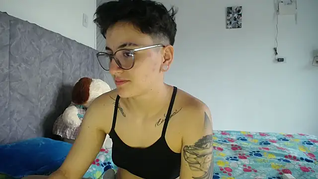 Snapshot of linda_33 chatting on March 20, 6:42 pm linda 33 online show from March 20, 6:42 pm