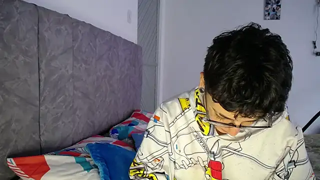 Snapshot of linda_33 chatting on February 17, 3:53 pm linda 33 online show from February 17, 3:53 pm