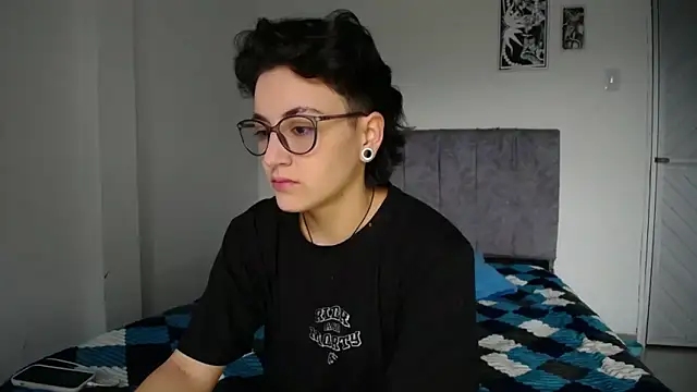 Snapshot of linda_33 chatting on February 4, 3:29 pm linda 33 online show from February 4, 3:29 pm