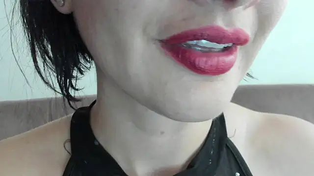 Snapshot of queen_fetish chatting on February 5, 10:44 pm queen fetish online show from February 5, 10:44 pm