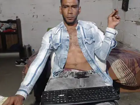 Snapshot of erik_alexander chatting on March 12, 11:22 pm erik alexander online show from March 12, 11:22 pm