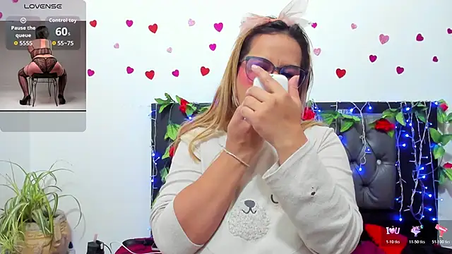 Snapshot of hazel_34 chatting on November 12, 8:29 am hazel 34 online show from November 12, 8:29 am