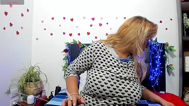 Snapshot of hazel_34 chatting on October 23, 8:24 am hazel 34 online show from October 23, 8:24 am