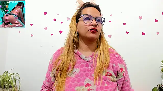 Snapshot of hazel_34 chatting on September 23, 8:43 am hazel 34 online show from September 23, 8:43 am