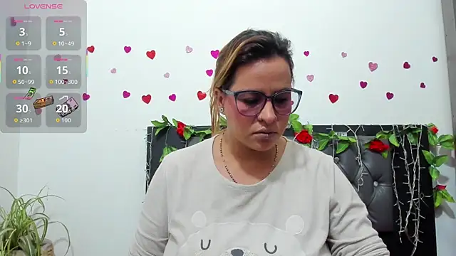 Snapshot of hazel_34 chatting on November 21, 8:35 am hazel 34 online show from November 21, 8:35 am