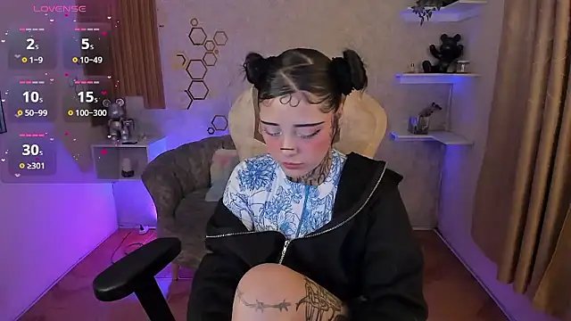 Snapshot of mia_catt05 chatting on January 11, 7:15 am mia catt05 online show from January 11, 7:15 am