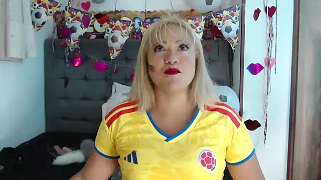 Snapshot of ChristinMooree chatting on July 7, 3:15 pm ChristinMooree online show from July 7, 3:15 pm