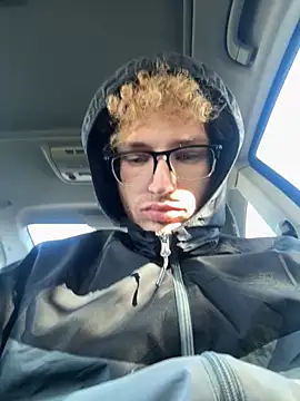 Snapshot of CreamyAustin chatting on October 31, 7:32 pm CreamyAustin online show from October 31, 7:32 pm