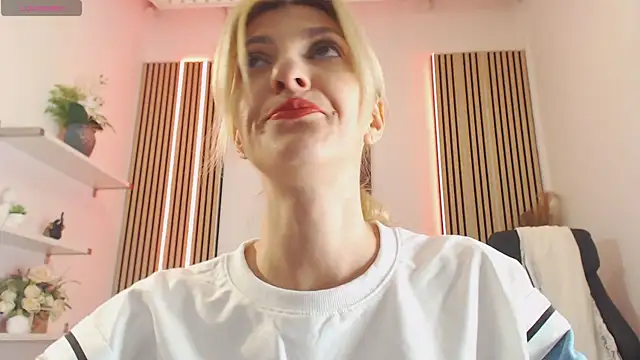 Snapshot of RileyLanna chatting on November 10, 4:39 am RileyLanna online show from November 10, 4:39 am