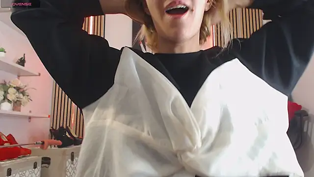 Snapshot of RileyLanna chatting on November 9, 3:32 am RileyLanna online show from November 9, 3:32 am