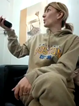 Snapshot of RileyLanna chatting on November 13, 3:43 am RileyLanna online show from November 13, 3:43 am