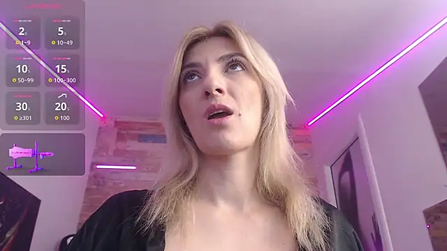 Snapshot of RileyLanna chatting on October 15, 3:49 am RileyLanna online show from October 15, 3:49 am