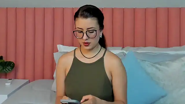 EmaSaenz online show from April 1, 7:00 pm