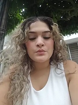 Sara smiiith211 online show from May 18, 10:25 pm
