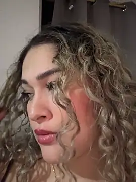 Sara smiiith211 online show from April 4, 1:01 am