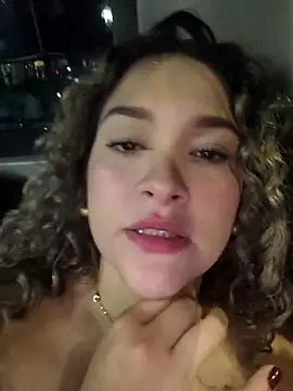 Sara smiiith211 online show from May 2, 11:54 pm