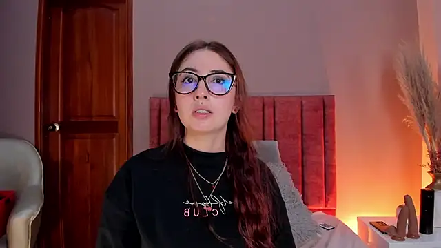 Snapshot of Emilywatsonn chatting on November 15, 12:25 am Emilywatsonn online show from November 15, 12:25 am