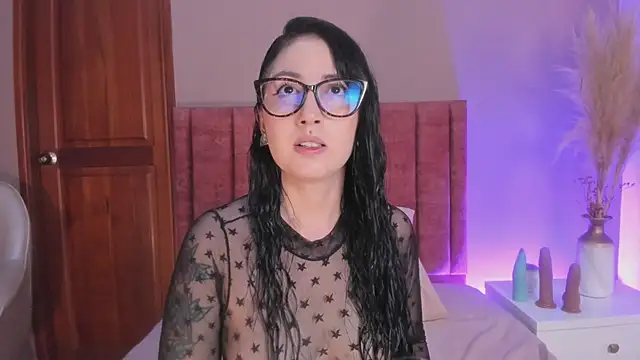 Snapshot of Emilywatsonn chatting on March 4, 12:29 am Emilywatsonn online show from March 4, 12:29 am