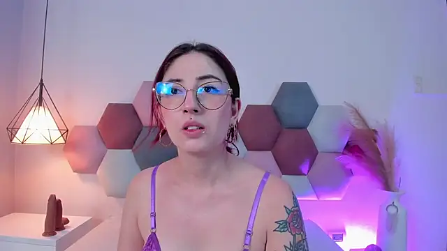 Emilywatsonn online show from October 3, 12:25 am