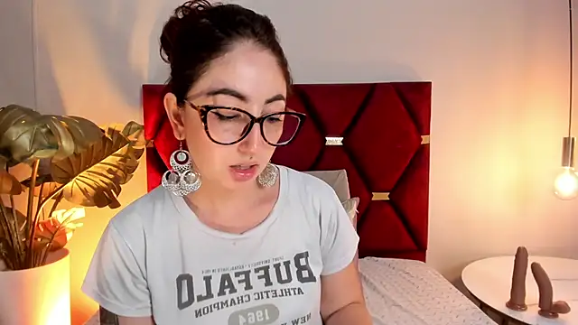 Snapshot of Emilywatsonn chatting on November 22, 12:43 am Emilywatsonn online show from November 22, 12:43 am