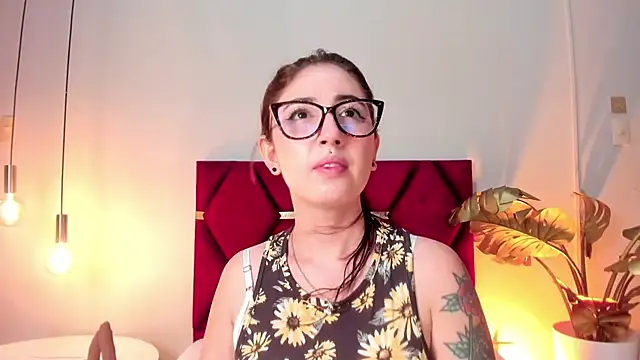 Snapshot of Emilywatsonn chatting on November 25, 12:33 am Emilywatsonn online show from November 25, 12:33 am