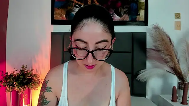 Emilywatsonn online show from March 14, 9:10 pm