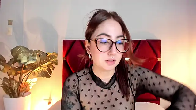 Snapshot of Emilywatsonn chatting on October 29, 9:58 pm Emilywatsonn online show from October 29, 9:58 pm