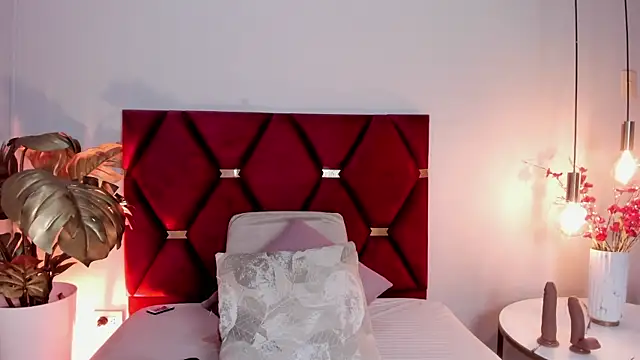 Emilywatsonn online show from April 3, 6:14 pm