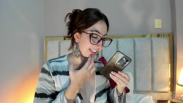 Snapshot of Emilywatsonn chatting on November 21, 12:20 am Emilywatsonn online show from November 21, 12:20 am