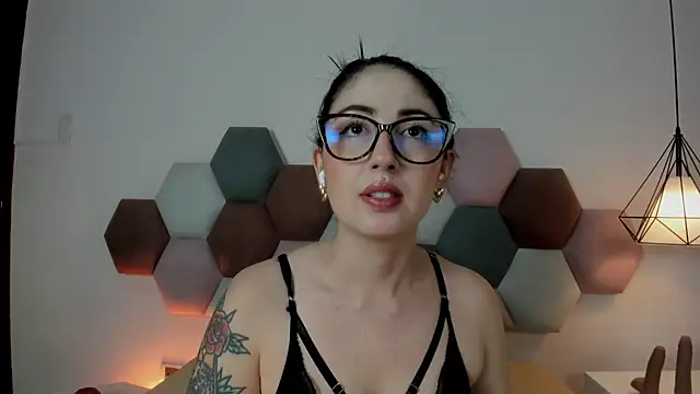 Emilywatsonn online show from April 1, 12:24 am