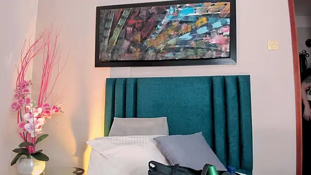 Snapshot of Emilywatsonn chatting on December 21, 2:19 pm Emilywatsonn online show from December 21, 2:19 pm