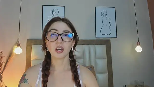 Snapshot of Emilywatsonn chatting on November 20, 12:33 am Emilywatsonn online show from November 20, 12:33 am