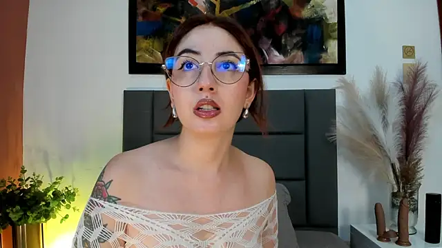 Snapshot of Emilywatsonn chatting on October 23, 12:42 am Emilywatsonn online show from October 23, 12:42 am