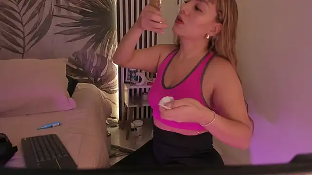 Samaantha-White online show from April 20, 11:24 am