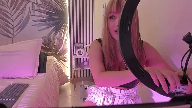 Samaantha-White online show from April 10, 11:28 am