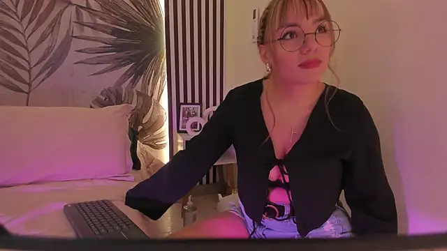 Samaantha-White online show from April 15, 11:38 am