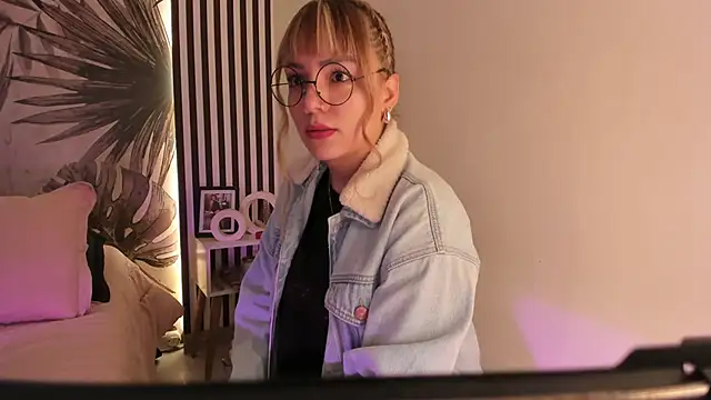 Samaantha-White online show from April 16, 11:33 am