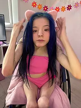 MiniSophiaa online show from April 13, 8:07 am