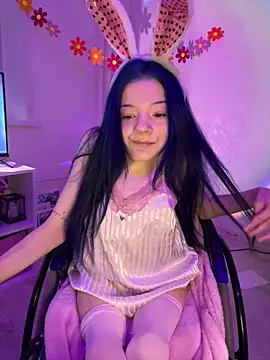 MiniSophiaa online show from April 4, 8:32 am