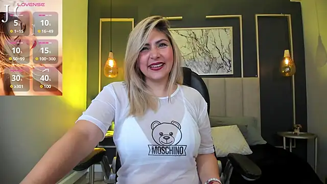 Snapshot of Melanie_silver_ chatting on February 20, 10:04 pm Melanie silver online show from February 20, 10:04 pm