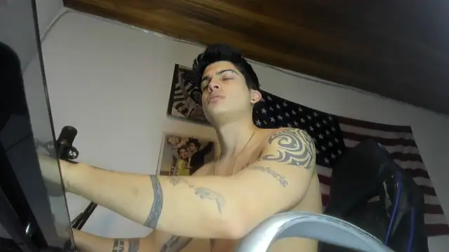 Snapshot of charlie_hotxxx chatting on January 31, 11:58 pm charlie hotxxx online show from January 31, 11:58 pm