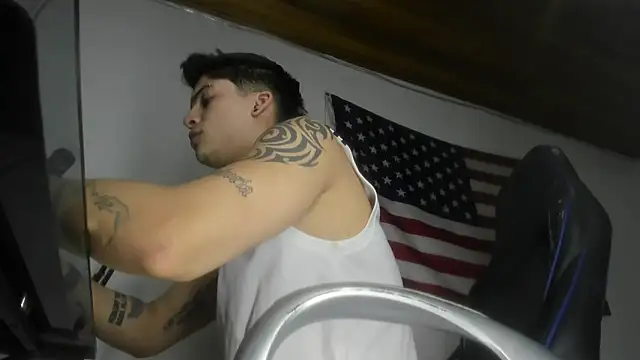 Snapshot of charlie_hotxxx chatting on February 17, 5:05 am charlie hotxxx online show from February 17, 5:05 am