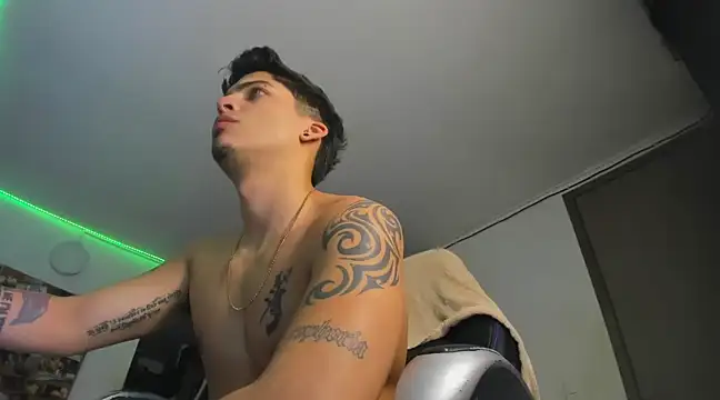 Snapshot of charlie_hotxxx chatting on March 9, 5:33 am charlie hotxxx online show from March 9, 5:33 am